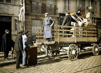 Vier arbeiders laden persoonlijke bezittingen op een kar, Reims, Marne, Frankrijk, 1917